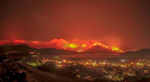 TheTRCP's tweet image. Burning economic issues behind America’s #wildfire problem. #firefix  dotearth.blogs.nytimes.com/2016/08/01/bur… by @Revkin