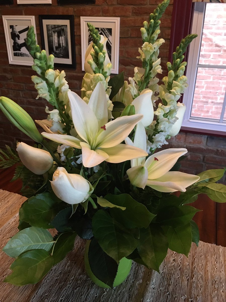 k8manfull's tweet photo. When your day is made. #flowers #thankyouforthethankyou #fierceday @Fierce_Creative https://t.co/N0PdldpXoA