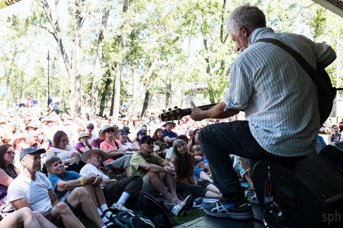 hanlsp's tweet photo. the simplest part of the festival spirit: playing music for people #cfmf16 @Oysterband1 https://t.co/a9Jz0dfrys