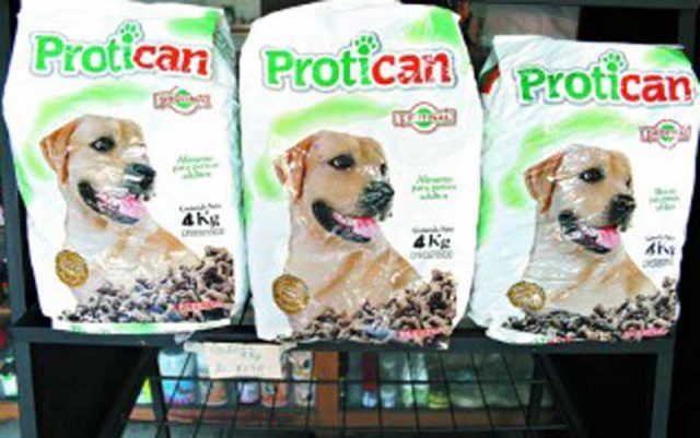 CaraotaDigital's tweet photo. Ni los perros se salvan! Kilo de perrarina supera los dos mil bolívares en #Anzoátegui https://t.co/zb038eA3lY https://t.co/fhZqGDMn5j
