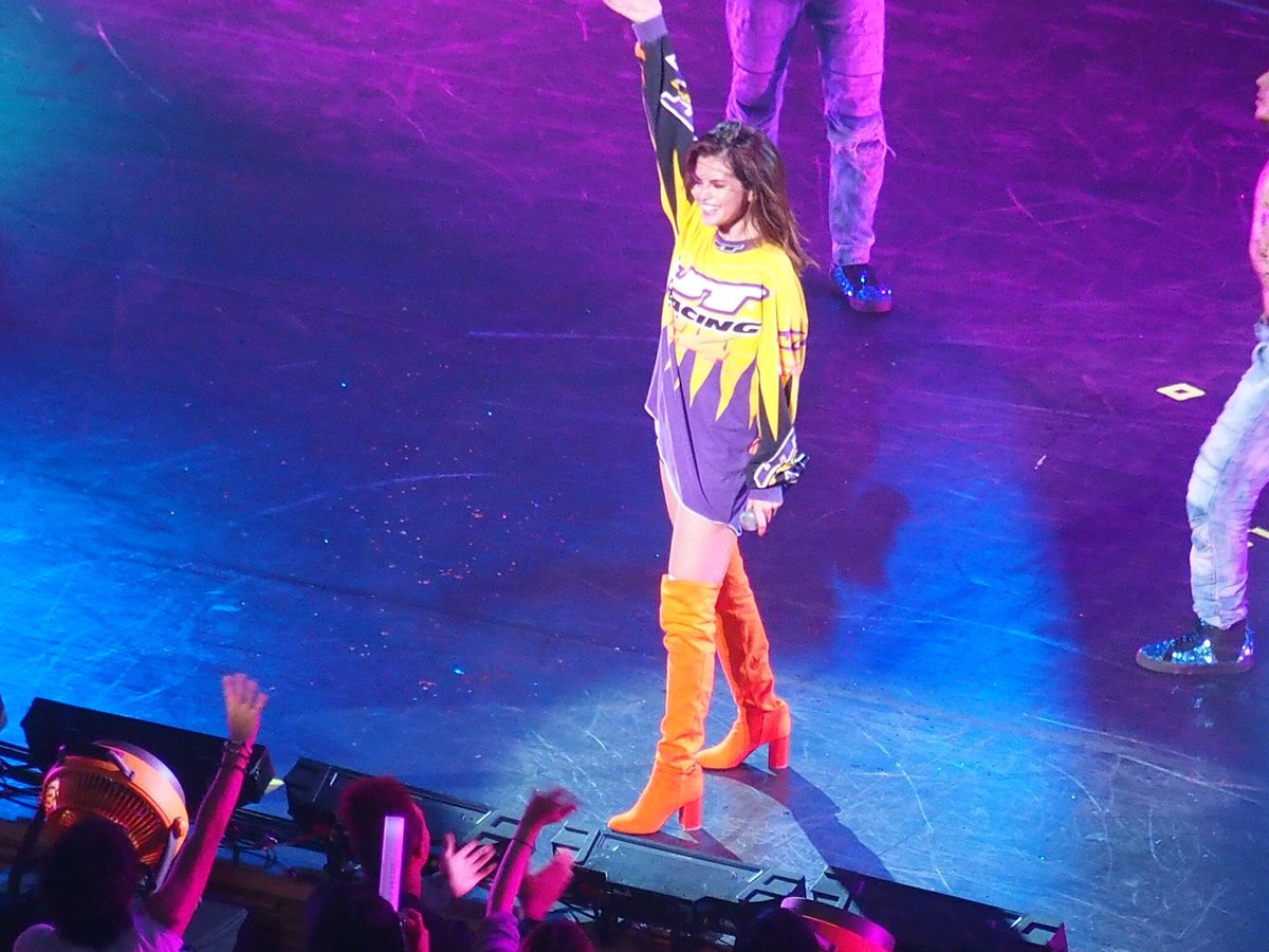 SGRecifeOficial's tweet photo. nova roupa para o 5° ato da Revival tour no japão #RevivalTourInRecife https://t.co/kMQQiQIGq5