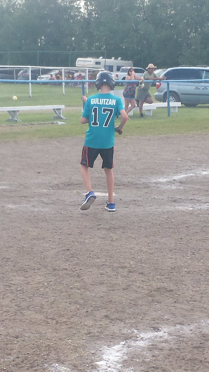 6Gullys's tweet photo. Nothing like teaching them young! #fastball #Bsidechamps #Kelvingtonfair2016 #saskatchewan #hawkeye #walked https://t.co/nPNBwEOmJ5