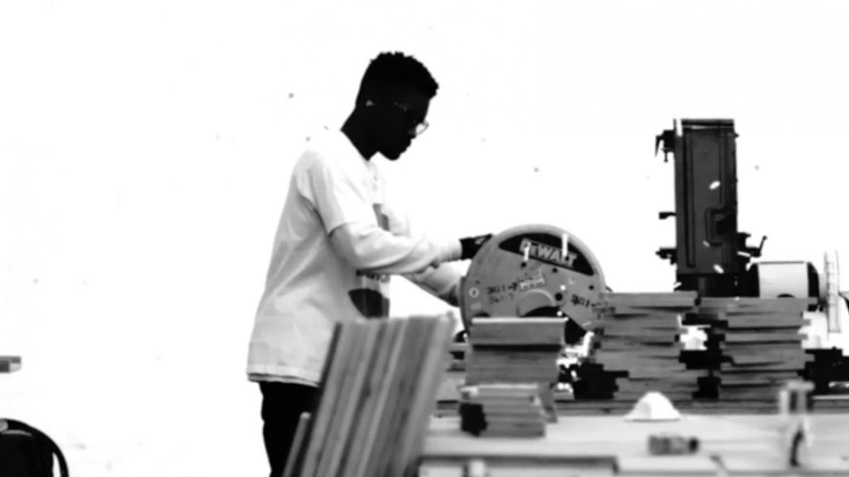 Frank Ocean is back to cutting wood AND THERE'S NEW MUSIC starting to sound like real songs!
bit.ly/2aNXI2H