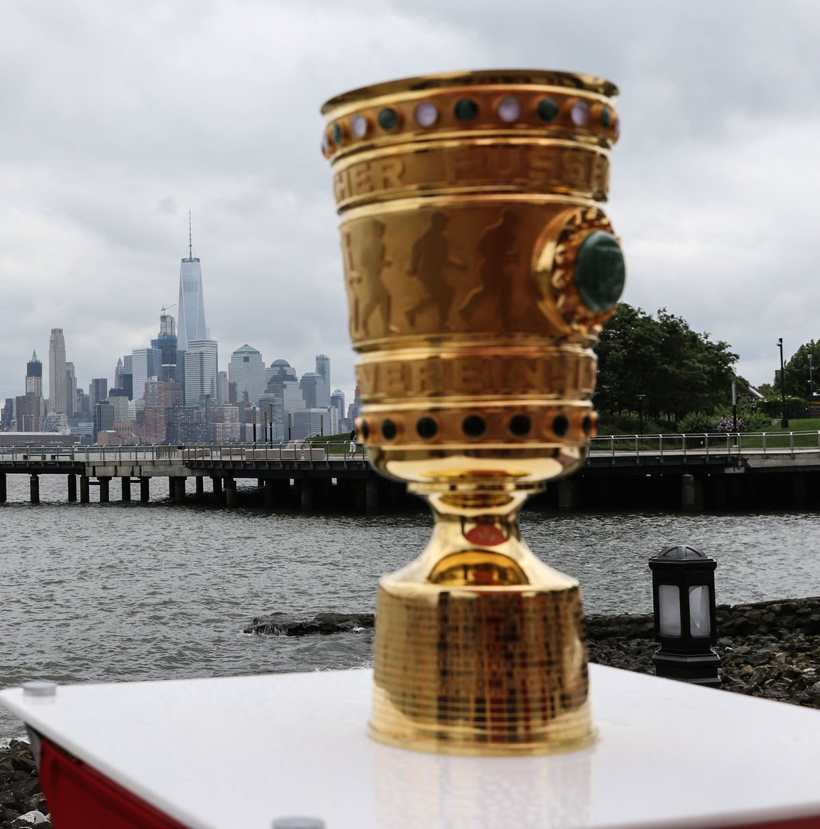 FCBayern's tweet photo. Sightseeing in NYC, Teil 1. 🏆🗽 #AudiFCBtour https://t.co/emGqUFiuWf