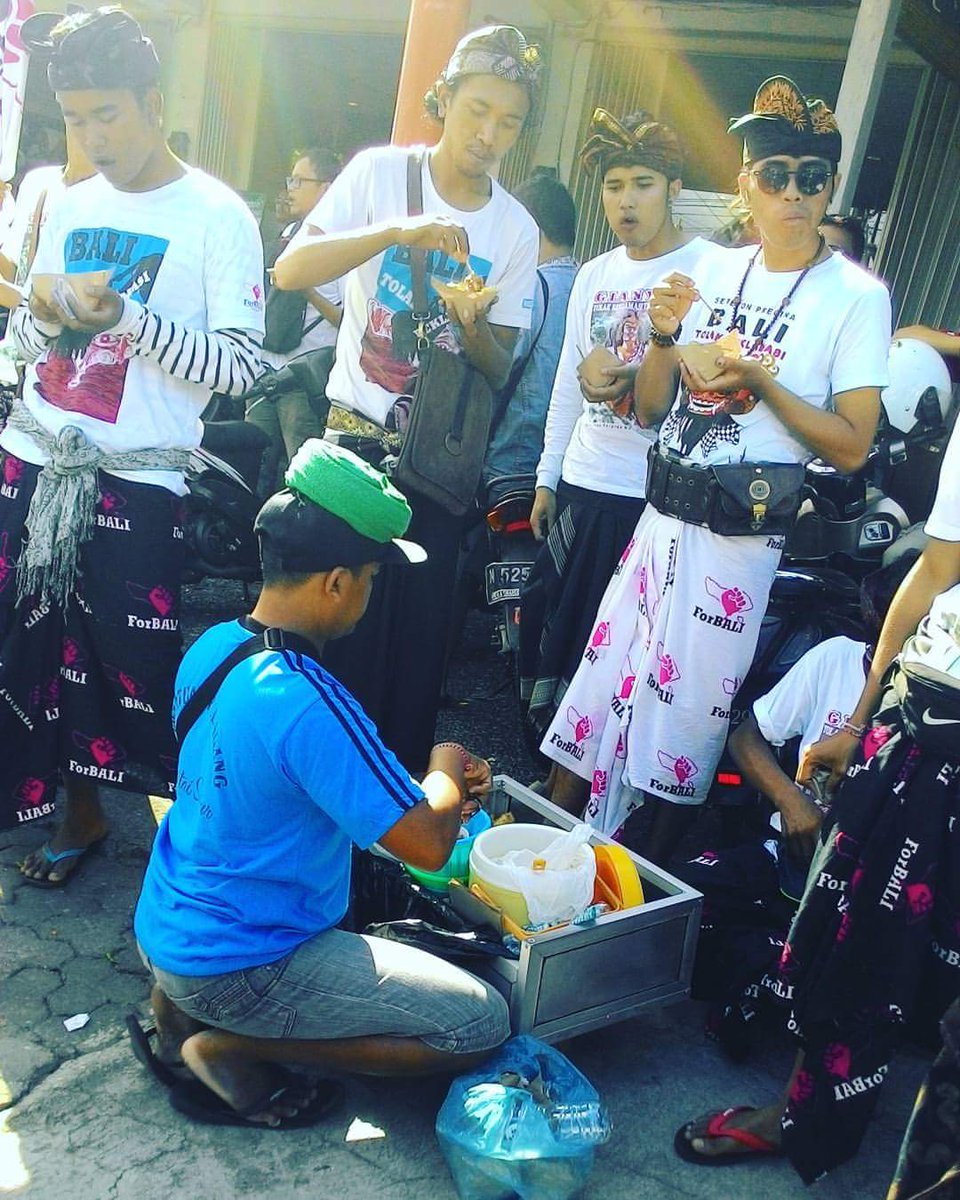 Mrk yg lapar saat aksi tolak reklamasi. Dg duit sndiri beli lumpia. Eit,pakaianny jg duit sndiri #BaliTolakReklamasi