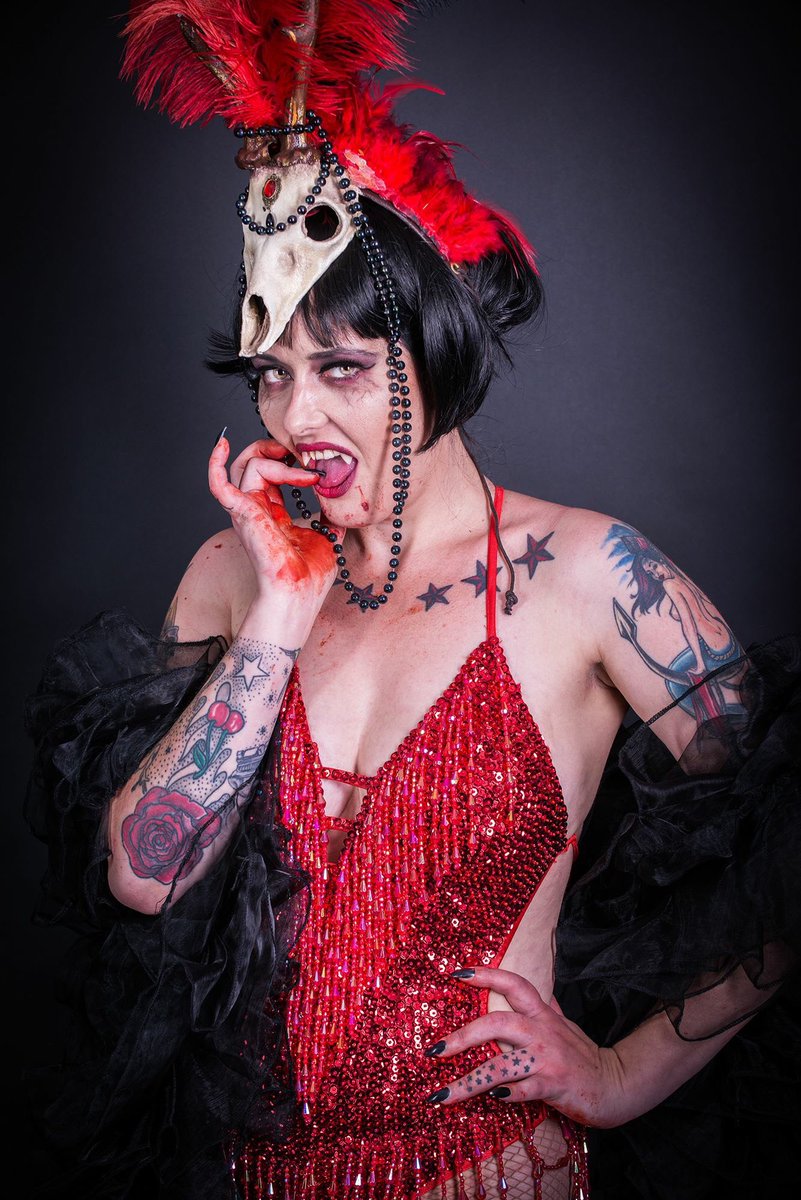 onportfolios's tweet photo. One of my faves from a recent group shoot with @VegaLaVamp #vampireburlesque #gruesomeglamour @studioblanche https://t.co/XkzZF2lBIq