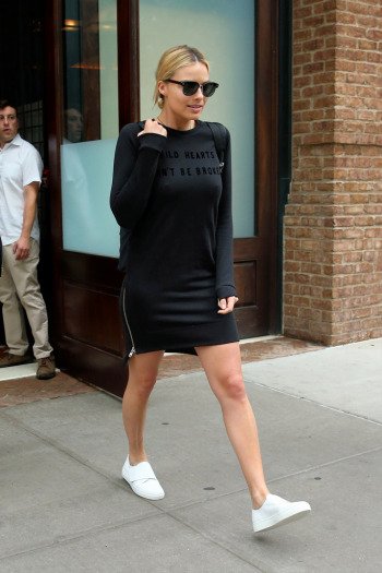 FootwearNews's tweet photo. Spotted: Margot Robbie steps out in @ZCDmontreal sneakers https://t.co/onJTPUQ7Jy https://t.co/e5cxFD8U2e