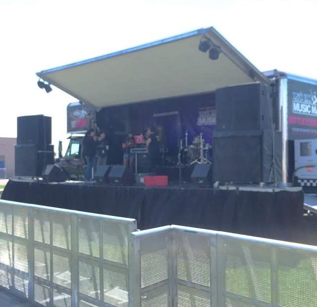 _AwItsVee's tweet image. Throwback to when @PalayeRoyale came to my high school last year '15 
😂