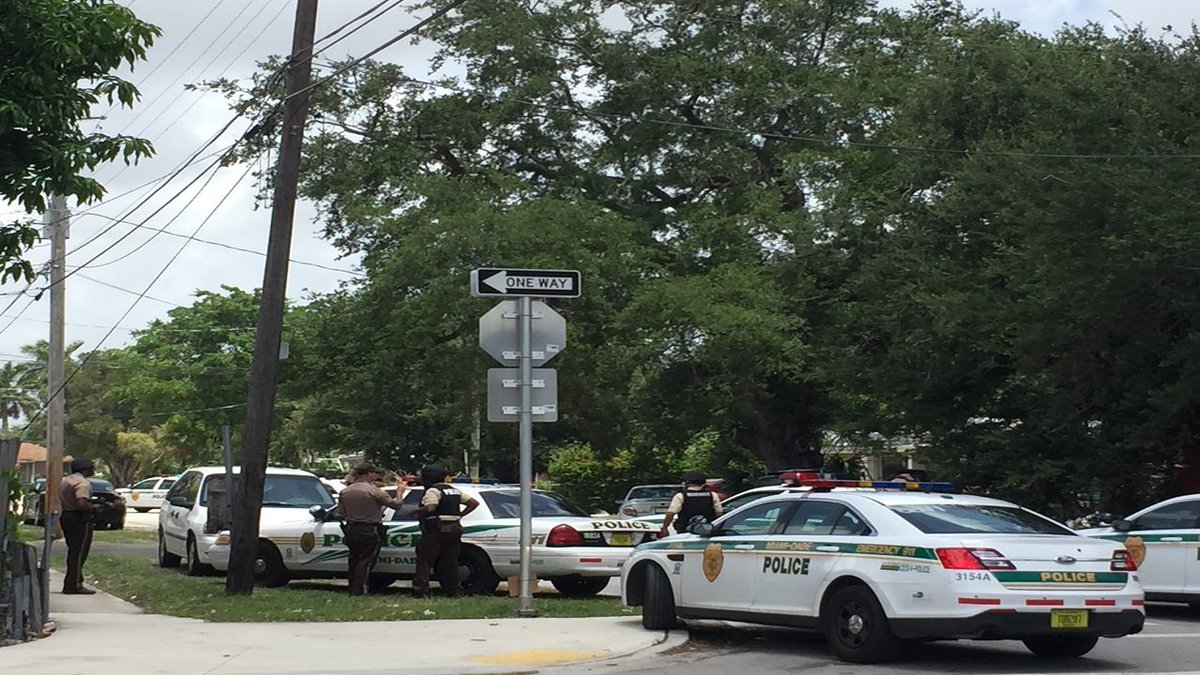 Man barricades himself inside northwest Miami-Dade home after threatening family bit.ly/2aNouuT?utm_me… https://t.co/R69sZ6Z2SL