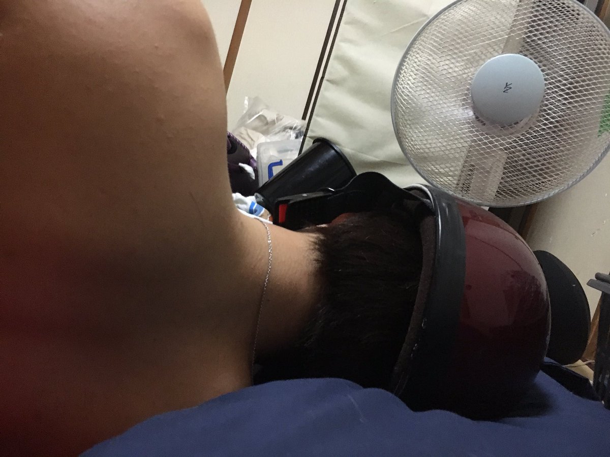 Gen1030gen's tweet photo. 光るヘルメットつけながら寝たししかも俺の舐めてる爆笑 https://t.co/4a1oAC4BW6