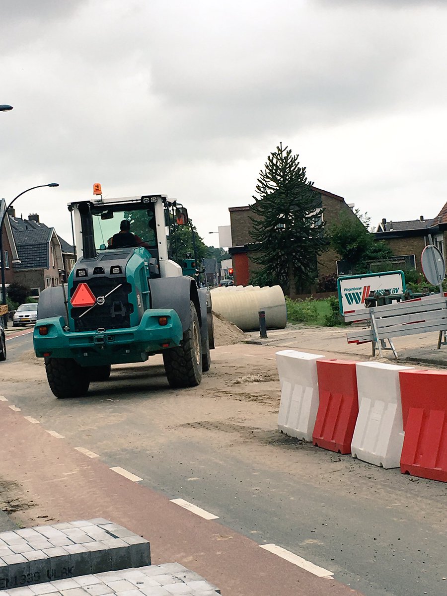 LansinkBVgww's tweet photo. Ook in de bouwvak op volle kracht door ! @Deurningerstr @gemeentehengelo Trots op onze betrokken medewerkers !! 👍 https://t.co/hM9HONMQCr