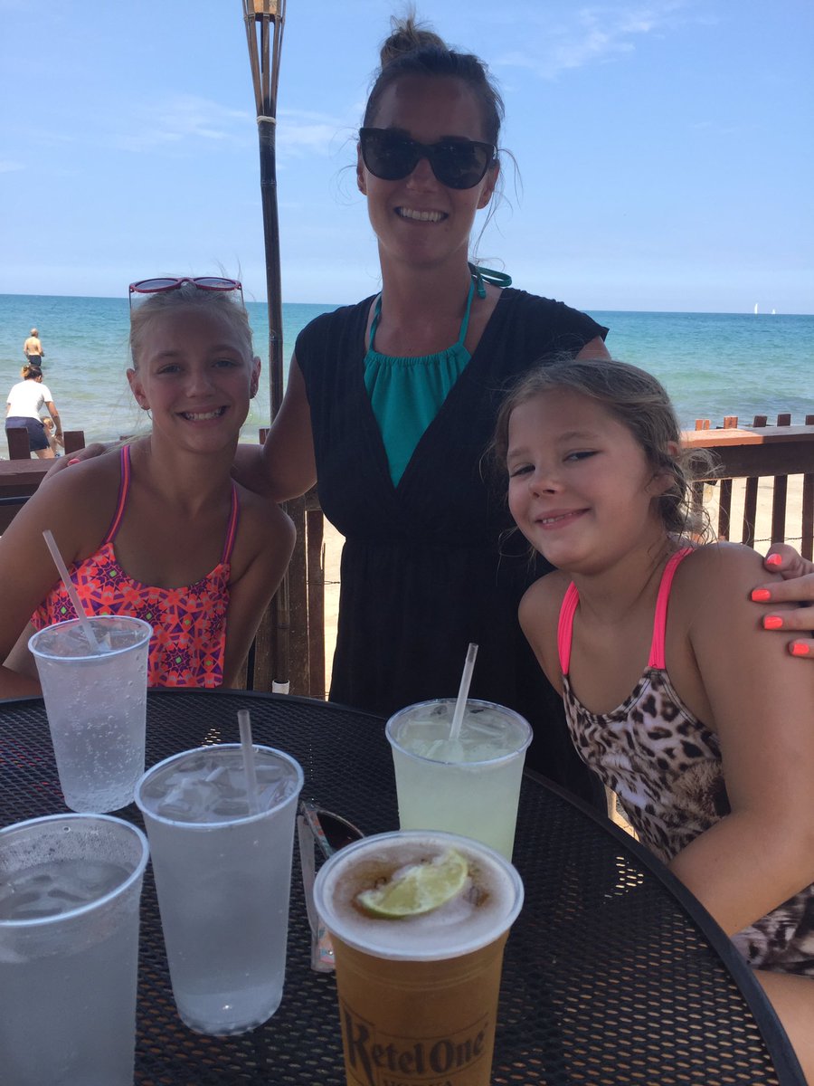sschroeder22's tweet photo. Beers, beach and my beauties!!! Great way to spend a birthday. https://t.co/aTyfOoY6wJ