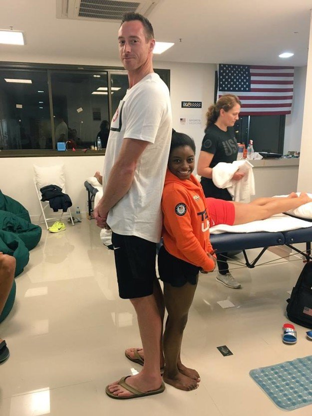 BuzzFeed's tweet photo. This picture shows the huge difference in heights between Olympic athletes https://t.co/gkfurrR5t2 https://t.co/RoAm8GUsFl