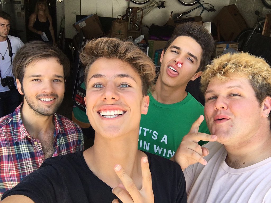 JuanpaZurita's tweet photo. Estamos en Set! A grabar nuestra segunda peli 📽 "Alexander IRL" 💃🏻 
Mi personaje es un Chamán loco de la fiesta 🎉🎭👹 https://t.co/ECsGC8LE0D