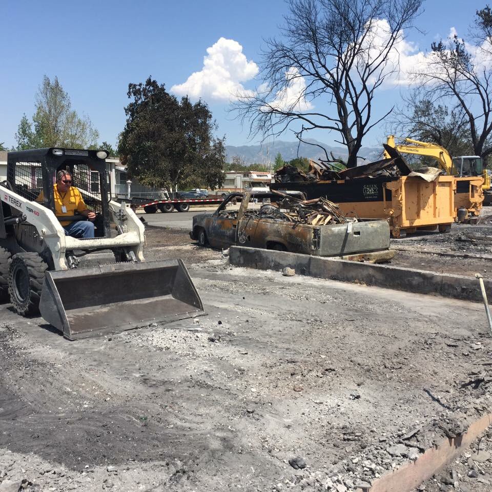 Derek_Photog's tweet photo. Volunteers &amp; Utah-Idaho Southern Baptist disaster relief team cleaning up debris from the #TooeleFire 📸 C. Roberts https://t.co/boKzJGqEAo