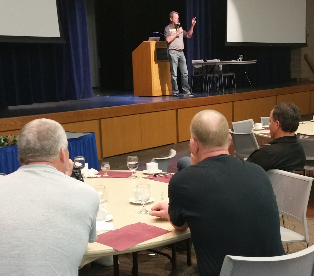 MWcraftbrewconf's tweet photo. Closing keynote #GaryFish of @DeschutesBeer, answers questions and says "quality must come first." #MCBC16 https://t.co/sotlQFL823
