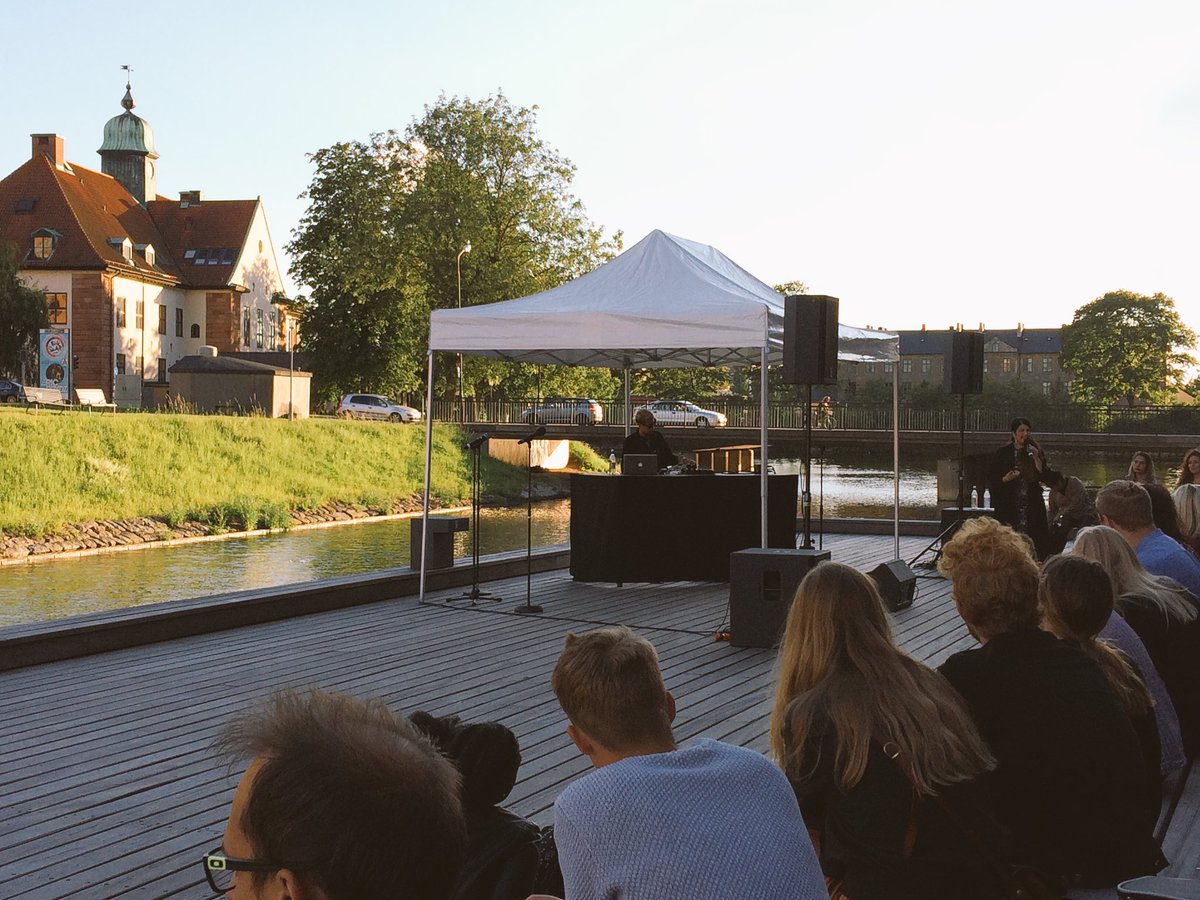 lararjennie's tweet photo. Ikväll bjöd Sommarscen Malmö på spoken word. 👌🏻 #revpo @rev_poetry https://t.co/OkrAsS4ix4
