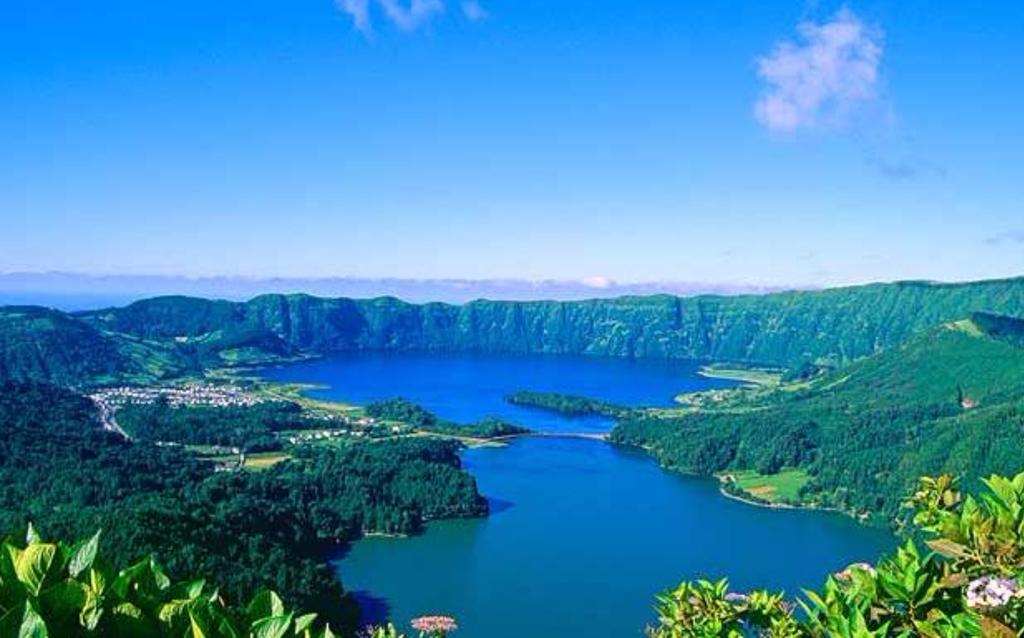 bigkast209's tweet photo. #TMONote7 i would be right Here @JohnLegere taking better pics of the #Azores https://t.co/3V4CKwk4md