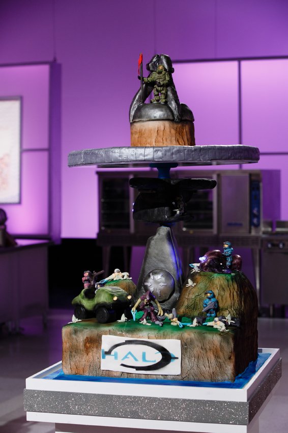 Halo's tweet photo. Congratulations to @petetidwell of @themightybaker1 on winning #CakeWars with this sweet Halo cake on @FoodNetwork! https://t.co/njH9IT3EvB