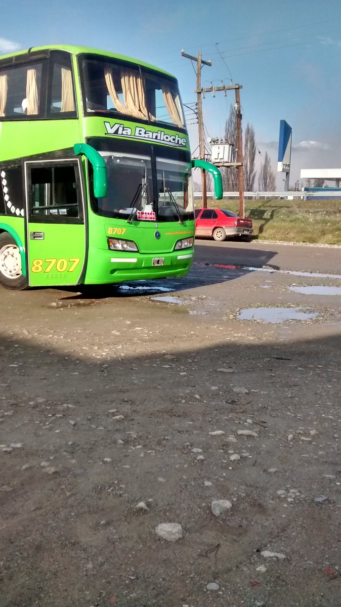 SilLPerez's tweet photo. Vergüenza los bus de @Viabariloche. Pagas caro y están todos rotos.. copan mucho pero dan asco @MindeTransporte https://t.co/Pbul3gocHu