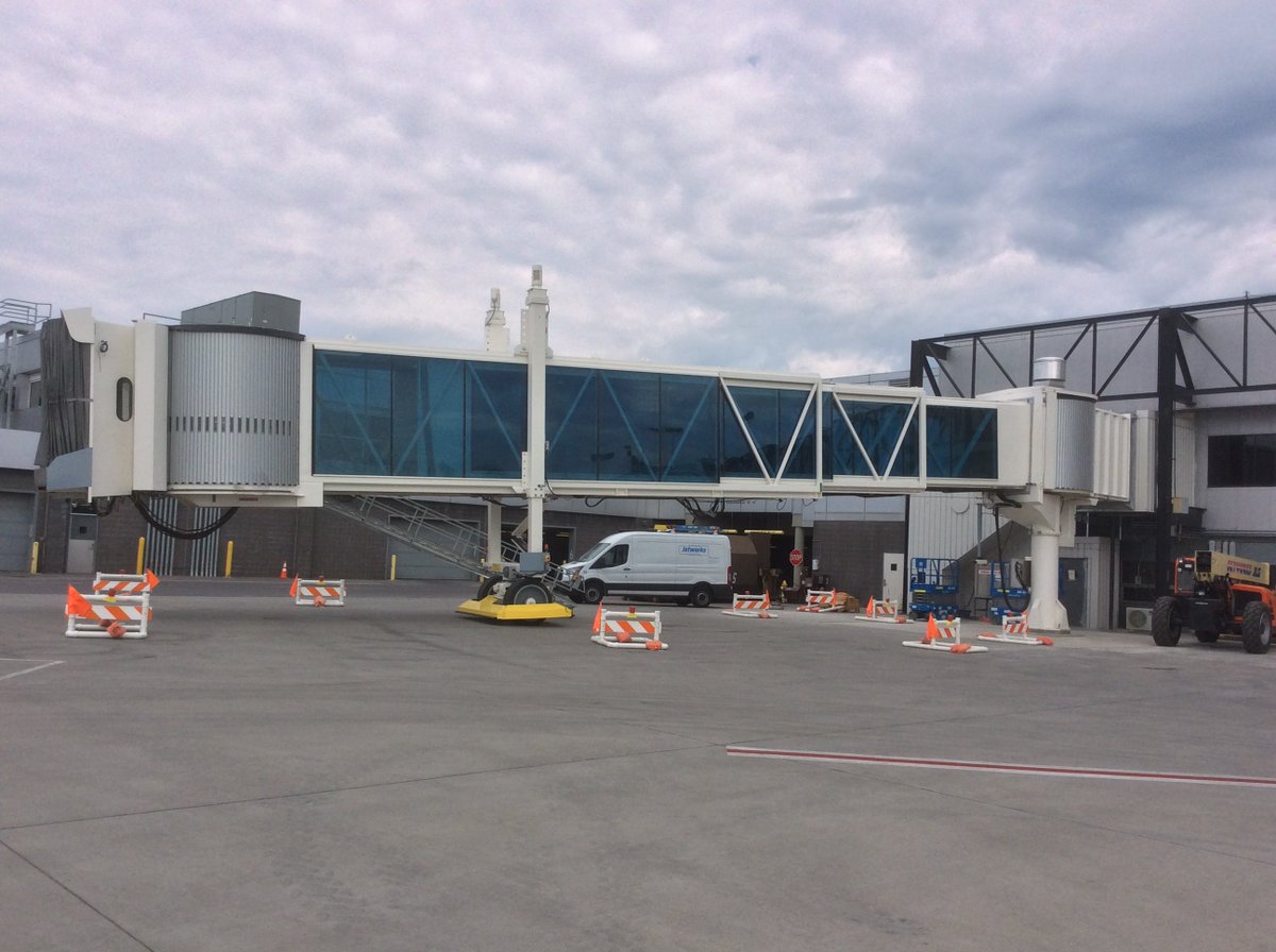 VRHConstruction's tweet photo. One of the most recent #Jetworks projects was the installation of this glass truss jet bridge at @SyracuseAirport! https://t.co/FKAMOh4xDk
