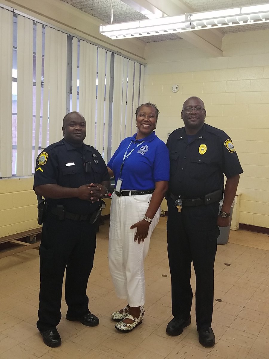 CityofColumbia's tweet photo. .@ColumbiaPDSC and #citypr enjoying #nationalnightout. Send us your #NNO2016 photos using #COLUMBIANNO2016 https://t.co/Rli4NqTGJd