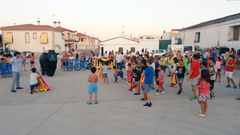 JtaurinaBrozas's tweet photo. Más de 150 niñas y niños. Emociones. Toreo de salón. Sorpresas. Y MUCHA AFICIÓN, PORQUE BROZAS ES TAURINA! https://t.co/jjzerUq2vE