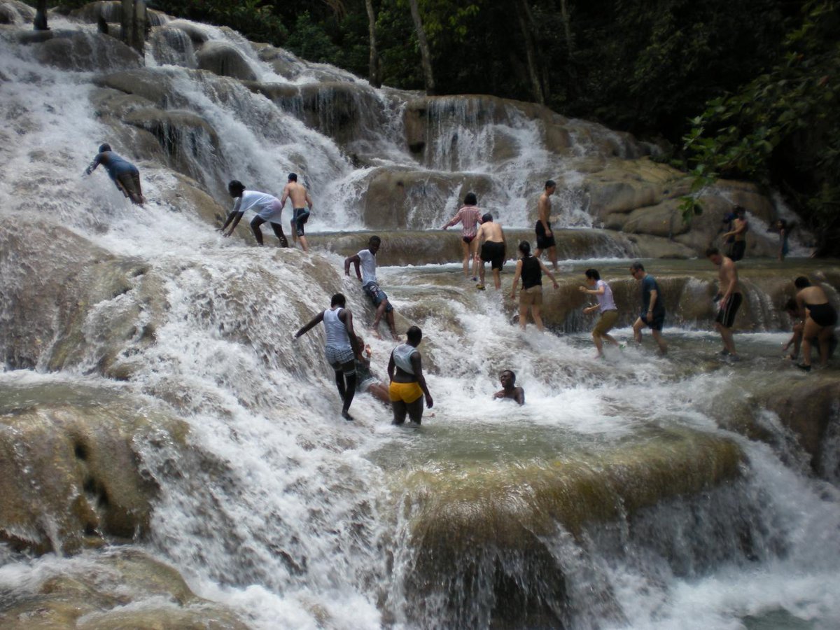 nore2nv's tweet photo. Climbing the waterfalls at  DUNNS RIVER FALLS in Jamaica #TMONote7 https://t.co/yn0b7Bw5wS