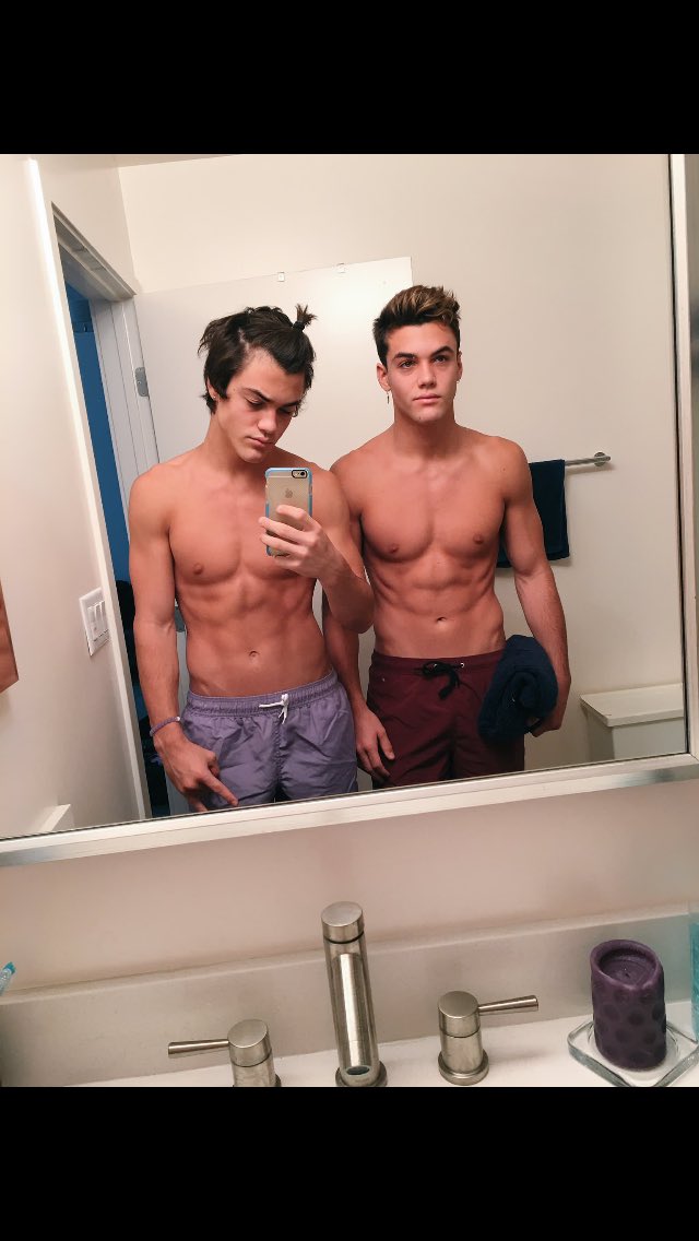 vic_7777's tweet photo. Congratulations to the @EthanDolan and @GraysonDolan for winning #ChoiceWebstarMale https://t.co/bwp4ldI1m7