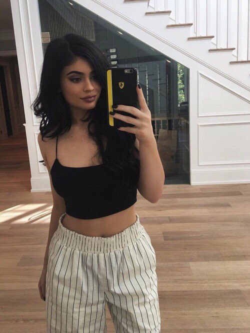 mutualsqs's tweet photo. Kylie is cheating on Tyga with @ Z 👀 https://t.co/ilp25ysVus