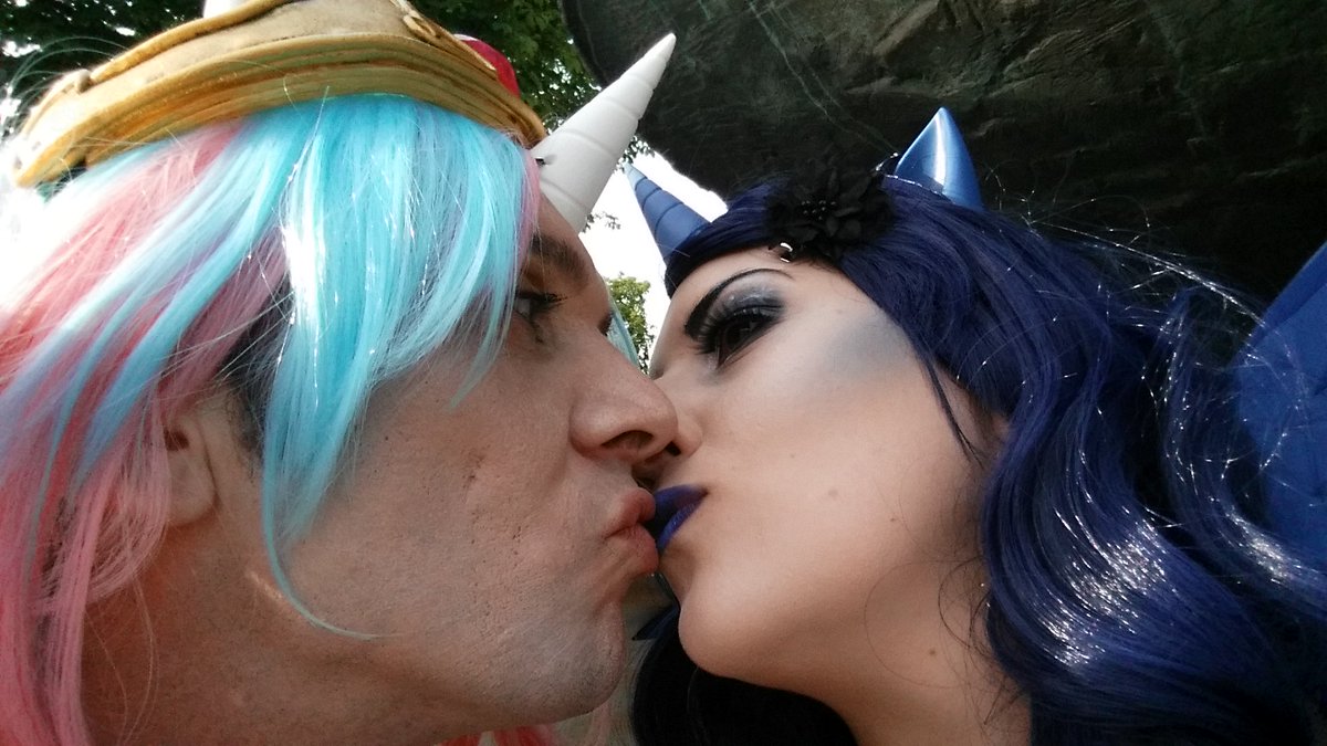 FrolleinVanGeek's tweet photo. OMG, it is PRINCEST! xD
Thank you for being my very special somepony and celebrating our anniversary at @gala_con! https://t.co/sPnRn1z2Gj