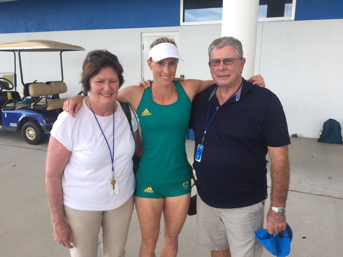 AUSOlympicTeam's tweet photo. Not 1️⃣, not 2️⃣, but 3️⃣ Olympians.
Pole vaulter @_AlanaBoyd with her Mum, Denise, and Dad, Ray, ahead of #Rio2016. https://t.co/3bEkkuJA6E
