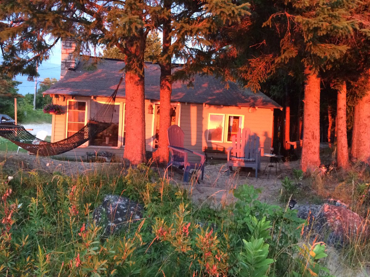 showoffs's tweet photo. Our cottage at sunset. https://t.co/47Xq59qJor
