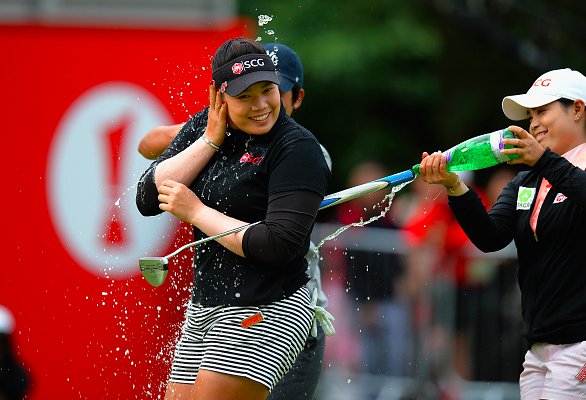ExcelleSports's tweet photo. .@jutanugarn becomes the first major Thai winner at the Ricoh Women's British Open #RWBO16 https://t.co/RQ0LuLXsO4 https://t.co/TvOI7Qqs6D