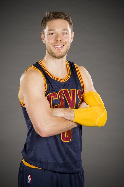 ThrowbackHoopz's tweet image. Matthew Dellavedova looks like a valet who keeps bringing you the wrong car.