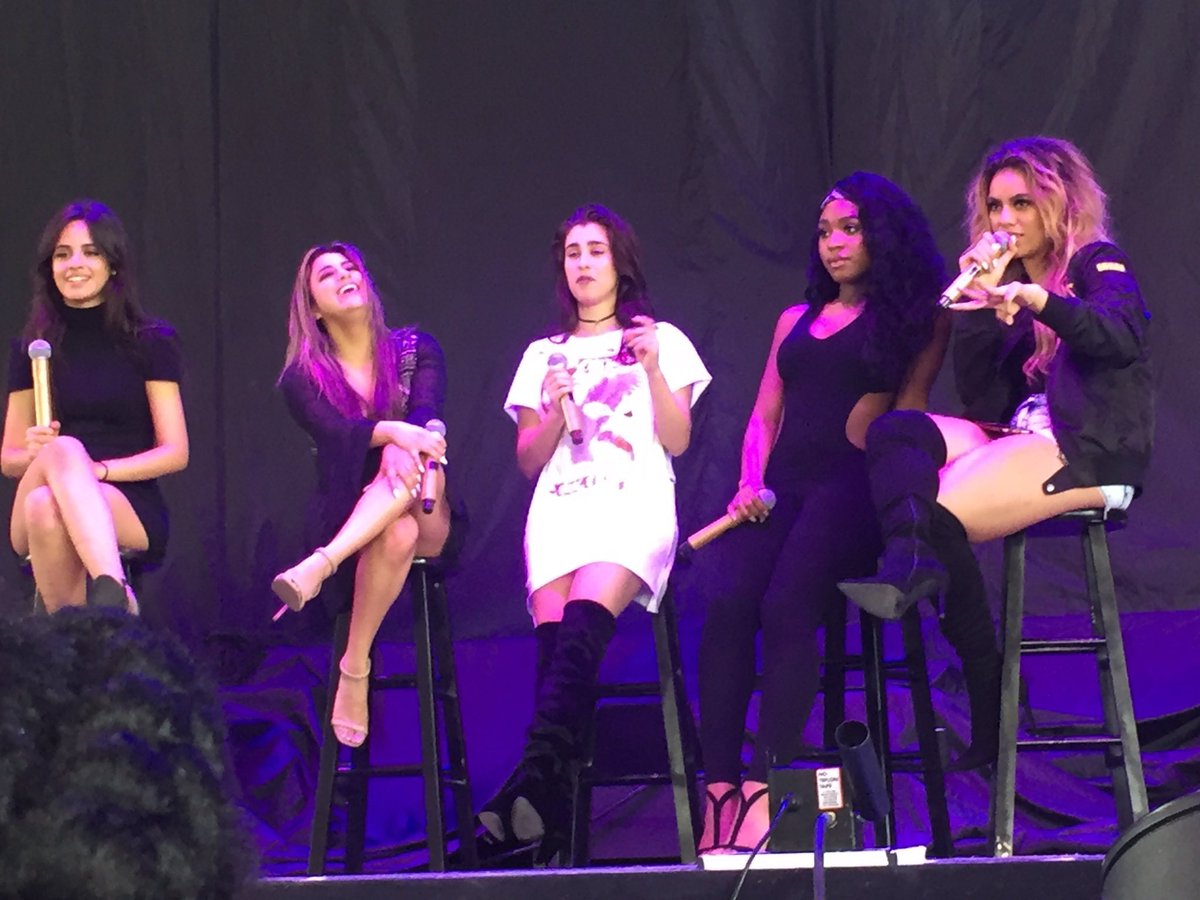 laureziner's tweet photo. "juguemos a vestirnos de negro pero no le digamos a Lauren"

#MTVHottest Fifth Harmony https://t.co/zEy0XptV5H