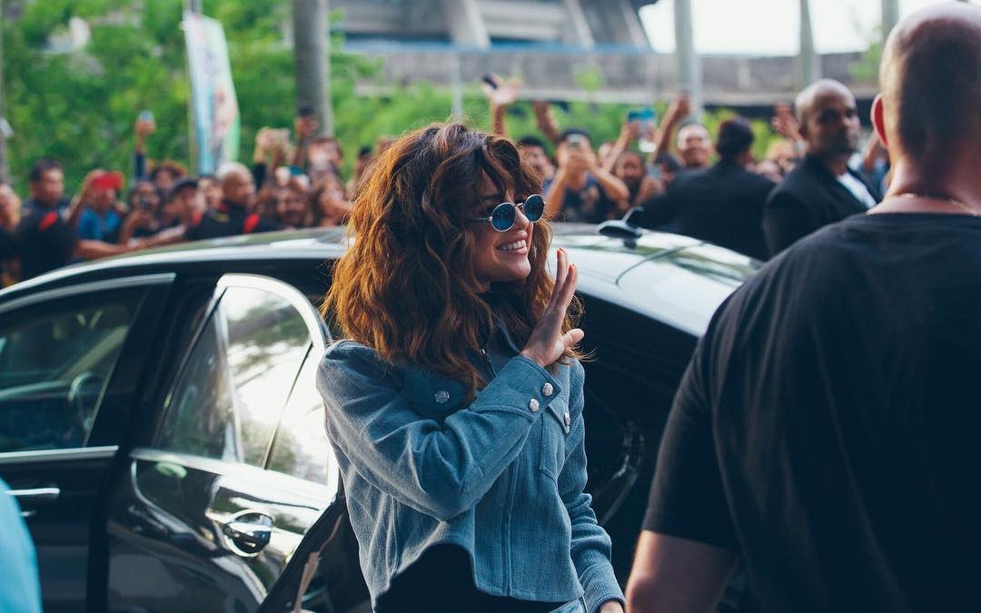 SelenaFanClub's tweet photo. Our girl, traveling the globe. 🌏 #REVIVALWORLDTOUR https://t.co/XC2YcIO8Nb