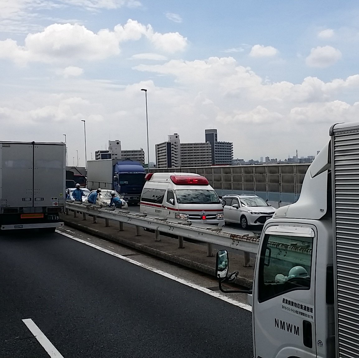 Twitter पर 𝕁𝕠𝕙𝕟 𝔻𝕠𝕖 溺ﾀﾋｲ本 首都高 川口線 下り 追突事故 上りも見物渋滞 １２時頃