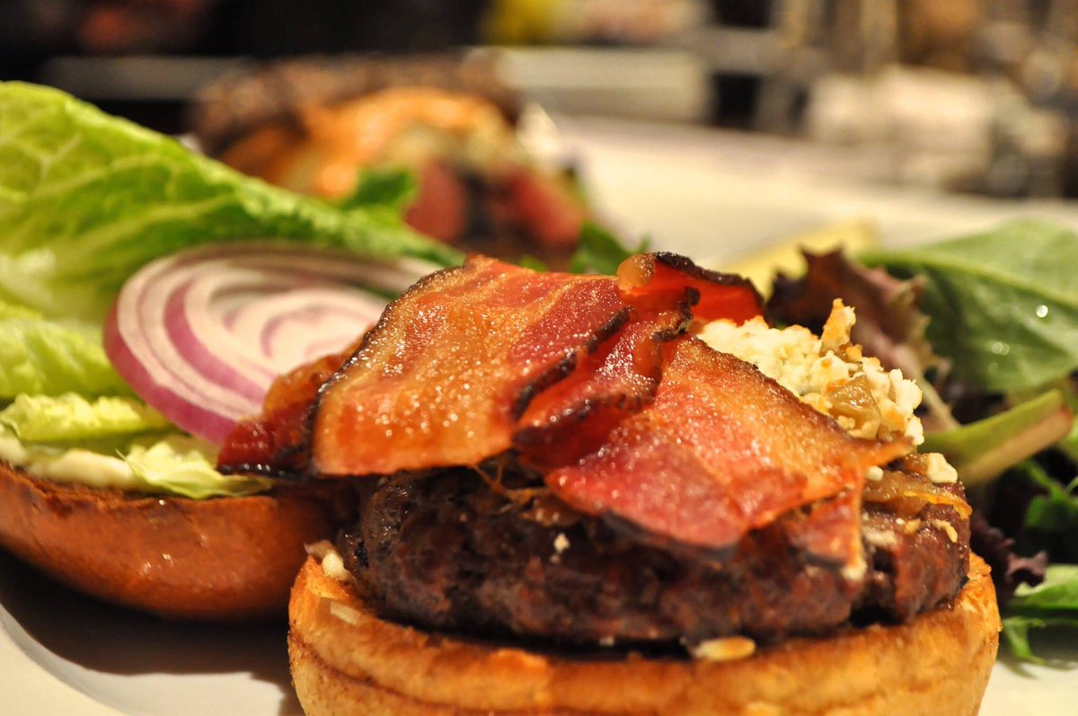 DannysVenice's tweet photo. WINDWARD PUB BURGER ||
caramelized onions. blue cheese. applewood bacon. lettuce. mayo. mixed greens. https://t.co/QEUzN2aTRj
