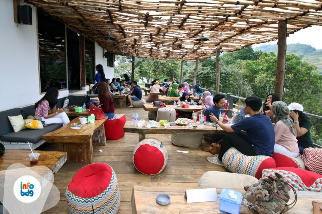 Lereng Anteng, Café Bean Bag Istimewa Dengan Panorama Punclut bit.ly/2acGdGw #infoBDGkuliner