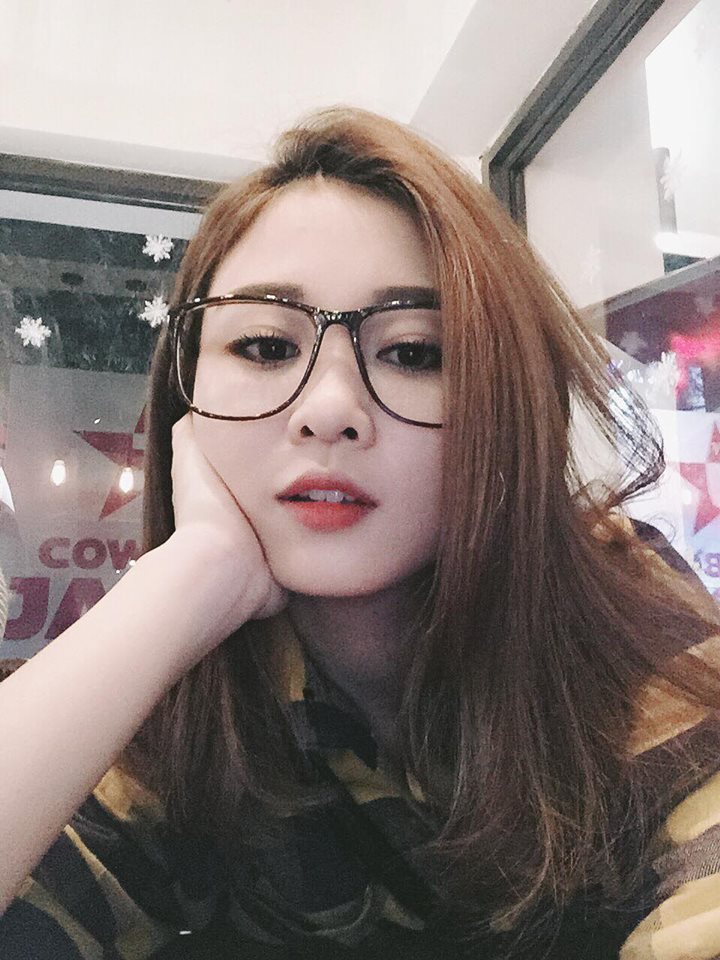 Jelyhang's tweet photo. Trời mưa thì đeo kính trắng
Trời nắng thì đeo kính râm :V
.... https://t.co/QZ7900Y7Ci