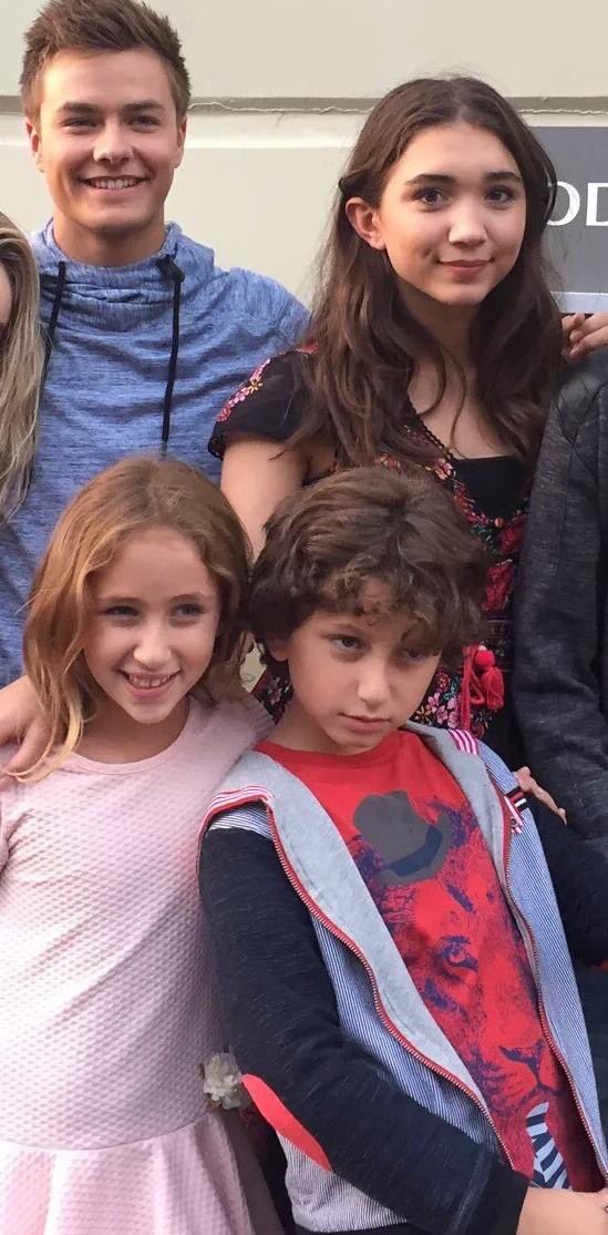 imursuperfriend's tweet image. mom and dad and their children