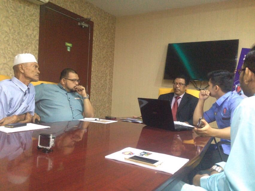 DJ_UniKL's tweet photo. Perbincangan bersama ketua kampung, Tok Saad juga disertai En Jamal dan duta jauhar dari Uitm Shah Alam dan UMT https://t.co/2LhW5IQiDq