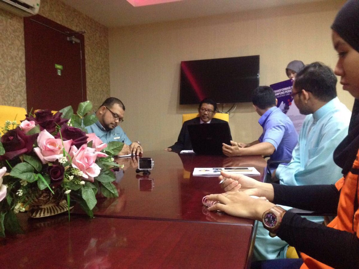 DJ_UniKL's tweet photo. Perbincangan bersama ketua kampung, Tok Saad juga disertai En Jamal dan duta jauhar dari Uitm Shah Alam dan UMT https://t.co/2LhW5IQiDq