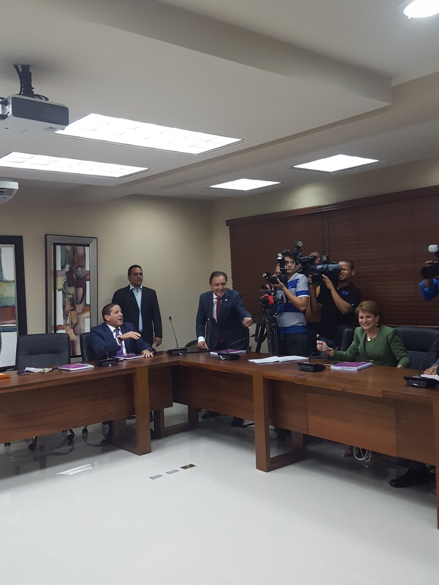 PLDenlinea's tweet photo. Reconocimiento a @AbelMartinezD, por su excelente gestión en la presidencia de @DiputadosRD. https://t.co/5ZHVl1AXSp