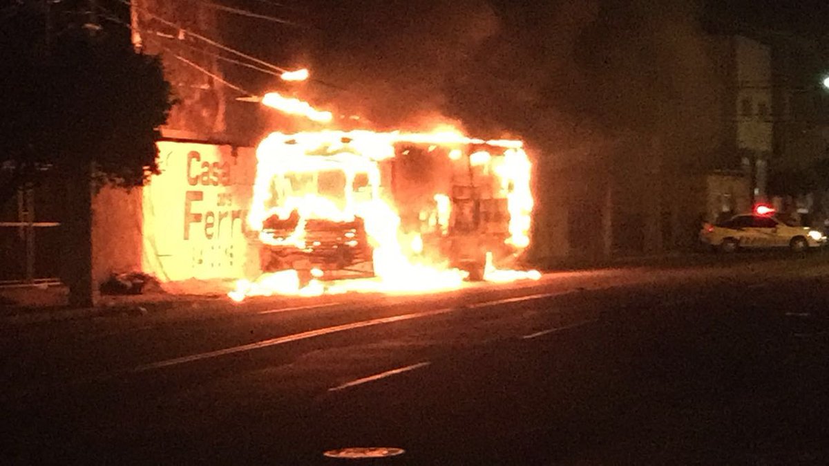 WiltonMid's tweet photo. Onibus incendiado em Mosoró na Avenida Alberto Maranhão agora mesmo #PrayForNatal #PrayForRN https://t.co/j29ZLEvBlB