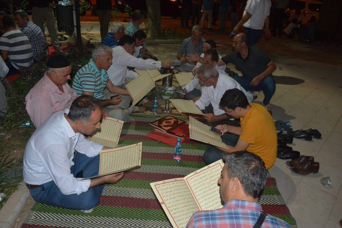 tv_wesaal's tweet photo. الصورة الأولى :
أتراك في الميادين لحفظ وطنهم من الانقلاب
الصورة الثانية :
شيعة البحرين في الدوار لبيع وطنهم لإيران
. https://t.co/0Vw8Ufazvu