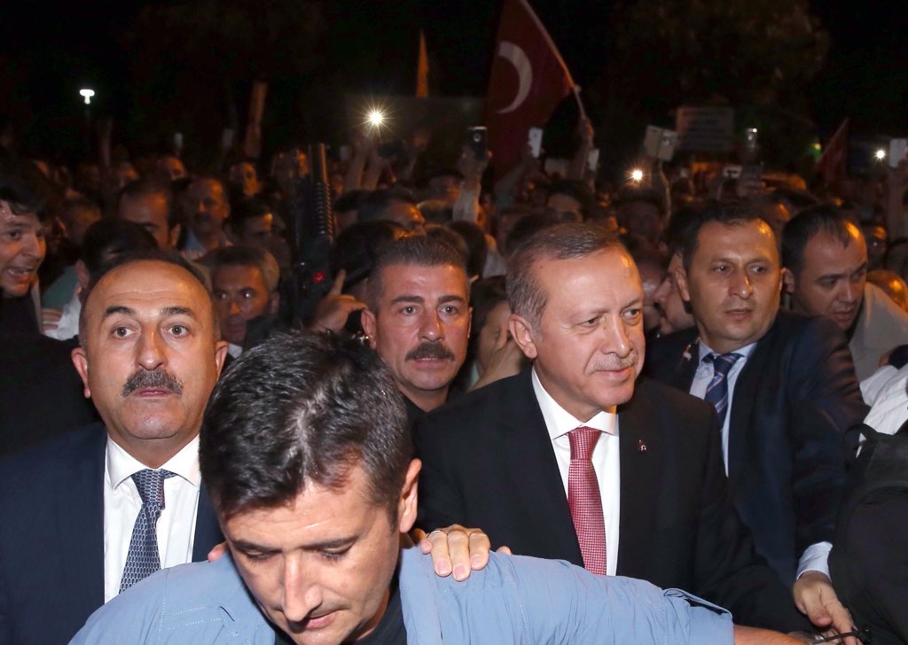 cengizalgan's tweet photo. Etrafındaki herkesin gözünde endişe, tedirginlik var. Fotoğrafın merkezinde güven duygusu. Çok iyi kare bence. https://t.co/wXhbscCeYS