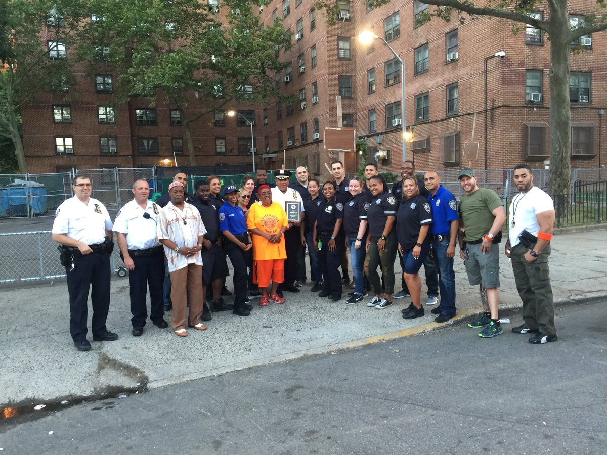 NYPDHousing's tweet photo. @NYPDPSA7 #NationalNightOut #Bronx #butlerhouses #nycha https://t.co/3MioMKuBqp