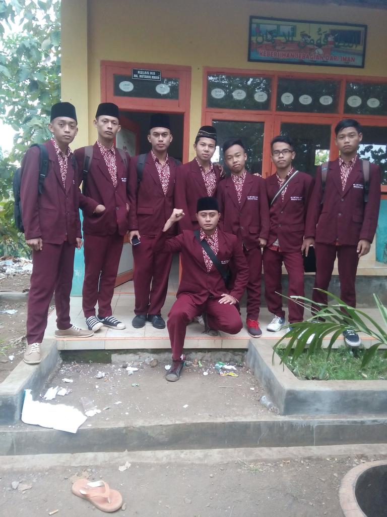 ImamHabibi10's tweet photo. Foto bersama di scool https://t.co/xkNqEdvT0N